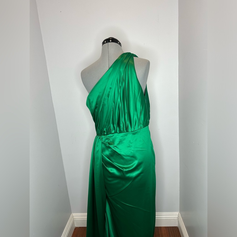 Elegant Green One-Shoulder Dress - Picture 6 of 15
